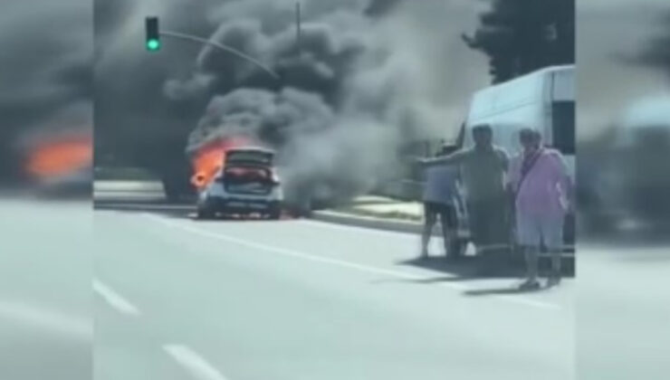 Başakşehir’de seyir halindeki araba alev topuna döndü