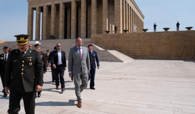 Belçika Savunma Bakanı Francken, Anıtkabir’de Atatürk’ün mozolesinin önünde diz çöktü