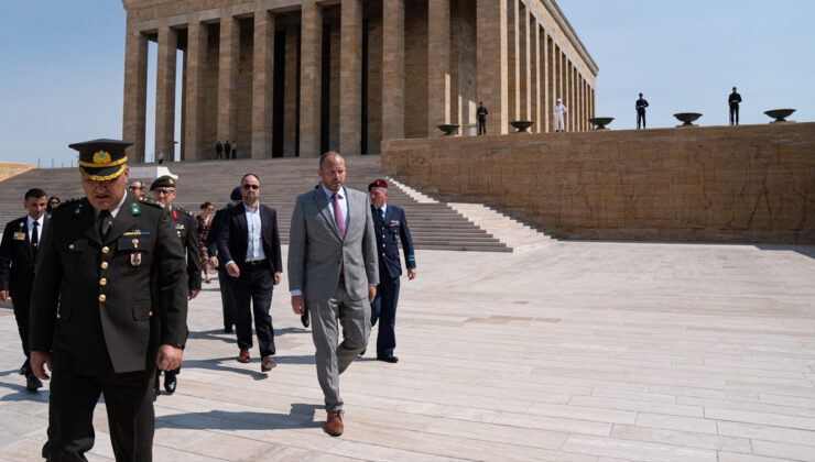 Belçika Savunma Bakanı Francken, Anıtkabir’de Atatürk’ün mozolesinin önünde diz çöktü