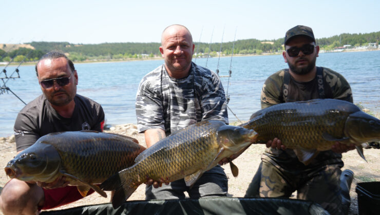 Bilecik’te yakaladıkları dev sazanları yine suya bıraktılar