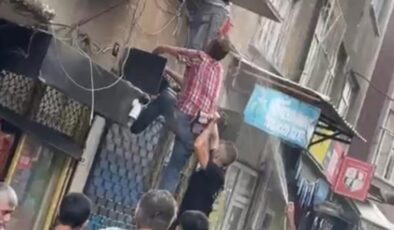 Bursa’da alevlerin ortasında kalan bayanı vatandaşlar kurtardı