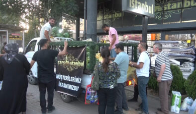 Bursa’da bir mağaza vatandaşlara serinlemeleri için 4 kamyon karpuz dağıttı