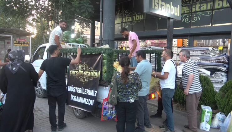 Bursa’da bir mağaza vatandaşlara serinlemeleri için 4 kamyon karpuz dağıttı