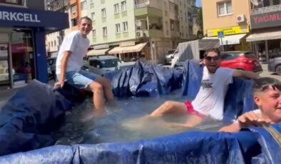 Bursa’da sıcak havalara tahlil olarak traktörün römorkunu havuz yaptılar