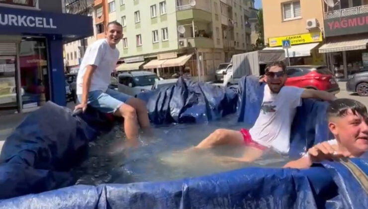 Bursa’da sıcak havalara tahlil olarak traktörün römorkunu havuz yaptılar