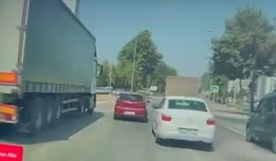 Bursa’da tırın kör noktasında kalan araç kullanılamaz hale geldi