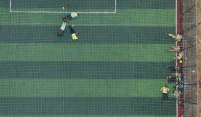 Bursa’daki orman yangınıyla çaba eden alev savaşçıları, halı alanda dinlendi