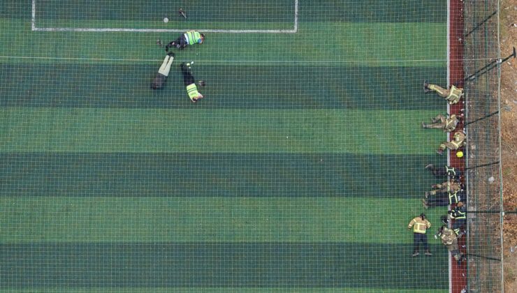 Bursa’daki orman yangınıyla çaba eden alev savaşçıları, halı alanda dinlendi