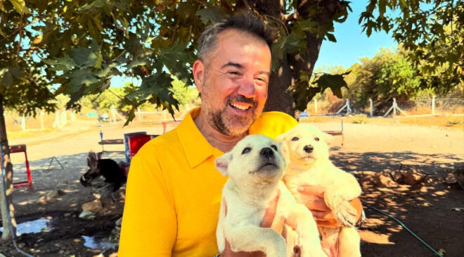 Cet Demirer’in cebinden çıkan not güldürdü: “Yüzümüzü güldüren adam”