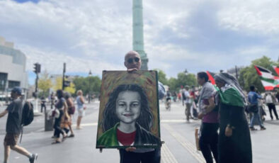 Cezayirli sanatçı Abina’dan Gazze için Fransa’da fırçalı direniş