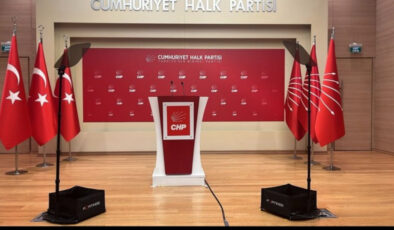 CHP’de basın açıklaması yapılan alan düzenlendi, Atatürk fotoğrafı kaldırıldı