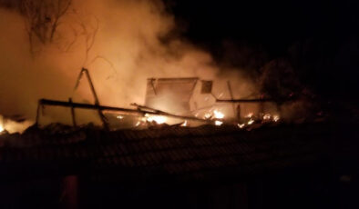 Çorum’da yangın: 2 mesken, 2 garaj ve 1 ahır kül oldu