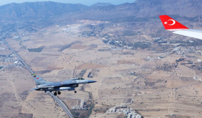 Cumhurbaşkanı Erdoğan’ın uçağına KKTC’ye varışında F-16’lar eşlik etti