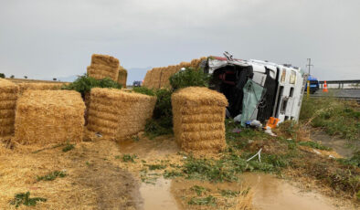 Denizli’de devrilen saman yüklü tırda şoför ölürken eşi ve çocuğu yaralandı