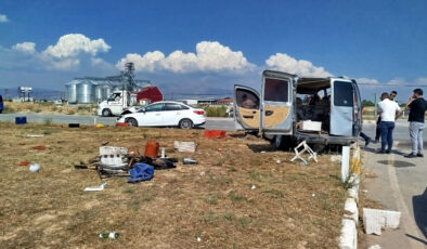 Denizli’de kavşakta iki araba çarpıştı: 5 yaralı