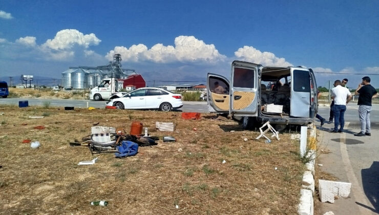 Denizli’de kavşakta iki araba çarpıştı: 5 yaralı