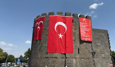 Diyarbakır surlarına Türk bayrakları asıldı