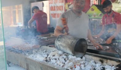 Diyarbakır’da 45 derece sıcaklık vatandaşların ciğer sevdasını engelleyemiyor