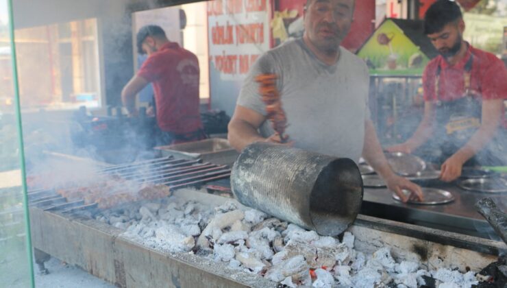 Diyarbakır’da 45 derece sıcaklık vatandaşların ciğer sevdasını engelleyemiyor