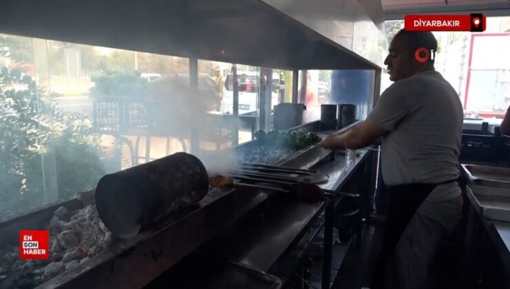 Diyarbakır’da ciğer ustaları sıcak havaya karşın ocakbaşından ayrılmıyor