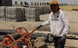 Diyarbakır’da inşaat çalışanları 49 derecenin altında çalışmaya devam ediyor