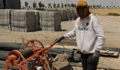 Diyarbakır’da inşaat çalışanları 49 derecenin altında çalışmaya devam ediyor