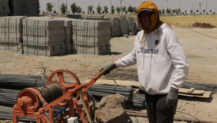 Diyarbakır’da inşaat çalışanları 49 derecenin altında çalışmaya devam ediyor