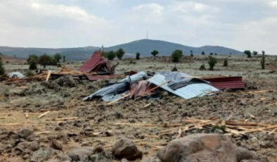 Diyarbakır’da kuvvetli rüzgar okulun çatısını uçurdu