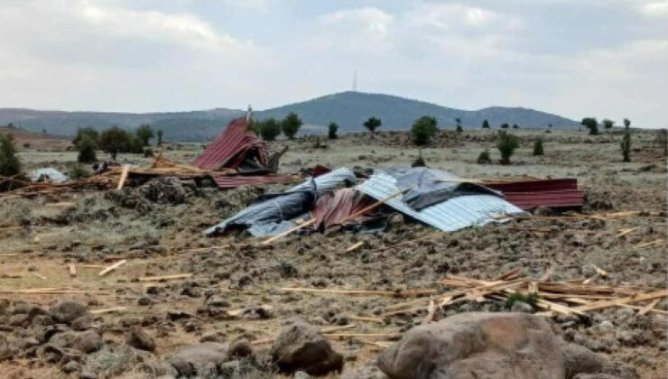 Diyarbakır’da kuvvetli rüzgar okulun çatısını uçurdu