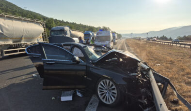 Düzce’de araba, kamyona ve bariyere çarptı: 5 yaralı