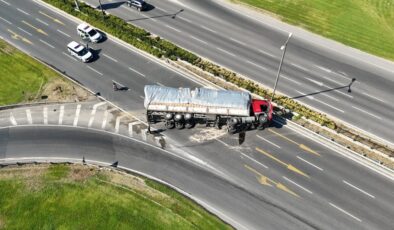 Düzce’de saman yüklü tır devrildi: Şoför ‘hızlıydım’ diyerek itirafta bulundu