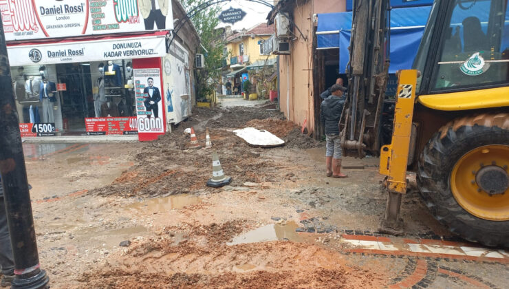 Edirne’de lağım suları caddeyi bastı