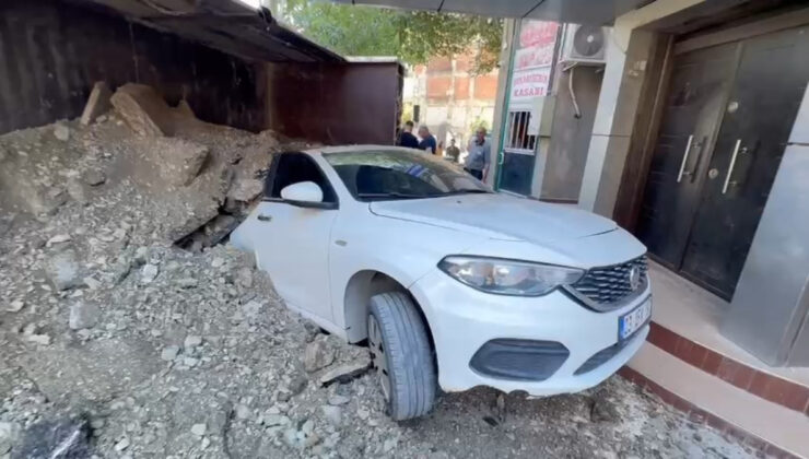 Elazığ’da hafriyat kamyonu, park halindeki aracın üzerine devrildi