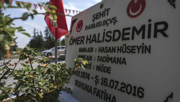 Emekli Korgeneral Zekai Aksakallı, 15 Temmuz şehidi Ömer Halisdemir’in mezarını ziyaret etti