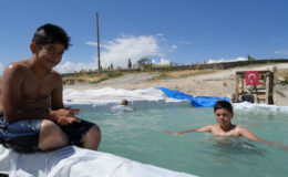 Erzurum’da öğretmen baba köy çocukları için havuz yaptı, ortaya renkli imgeler çıktı