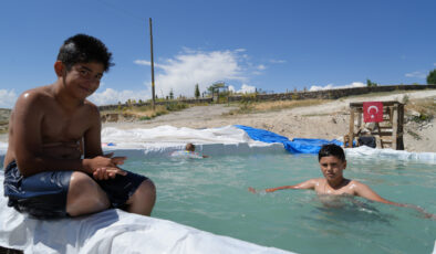 Erzurum’da öğretmen baba köy çocukları için havuz yaptı, ortaya renkli imgeler çıktı