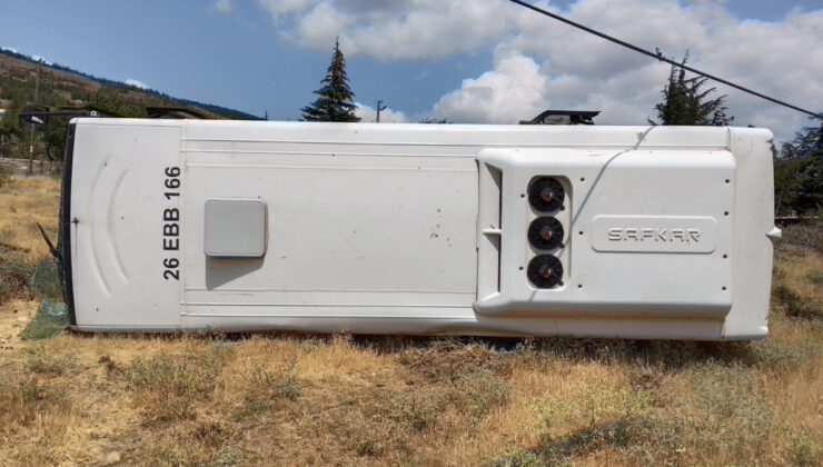 Eskişehir’de belediye otobüsünün devrilmesi sonucu 2 kişi yaralandı