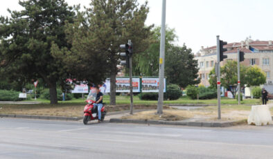 Eskişehir’de hem kask takmadı hem de motosikletiyle yaya geçidinden geçti
