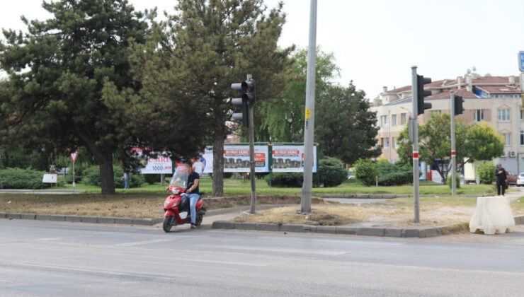 Eskişehir’de hem kask takmadı hem de motosikletiyle yaya geçidinden geçti