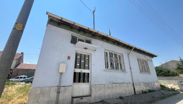 Eskişehir’de sahibi ölen meskene gizlice girip yerleştiler