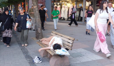 Eskişehir’de sıcaktan bunalan genç yastığını alıp gölgelik bankta uyudu