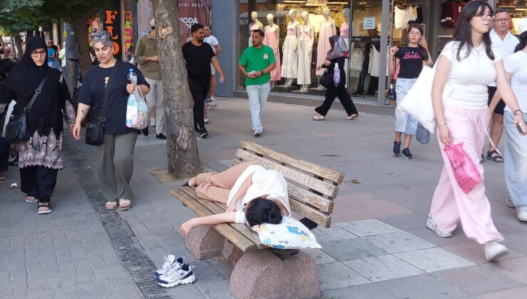 Eskişehir’de sıcaktan bunalan genç yastığını alıp gölgelik bankta uyudu