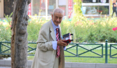 Eskişehir’de sokak sokak gezerek, müzik dinliyor