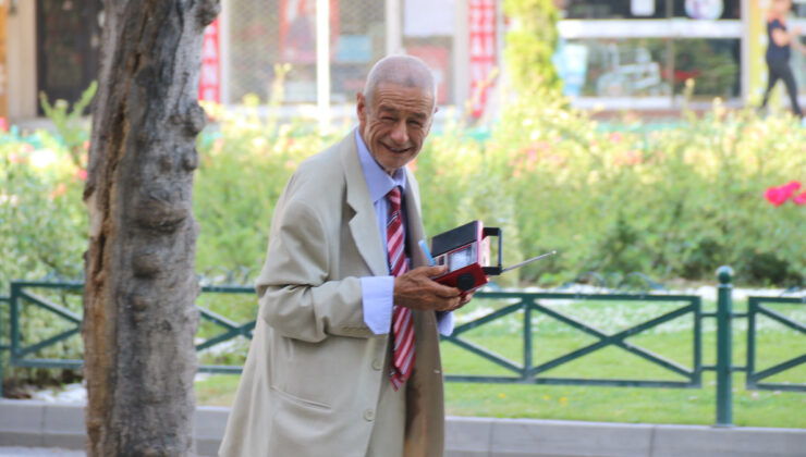 Eskişehir’de sokak sokak gezerek, müzik dinliyor