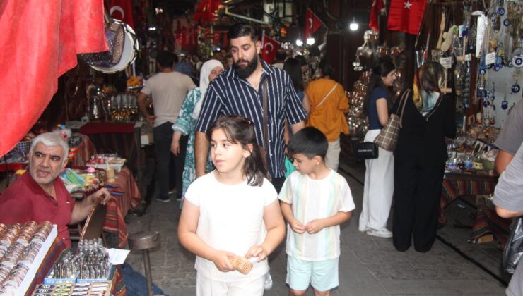 Gaziantep kavurucu sıcak altında: Turist akınına uğramaya devam ediyor