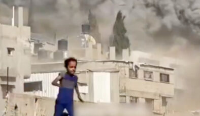 Gazze’de İsrail’in bombalarından kaçan küçük kız