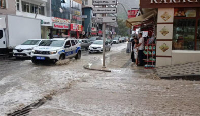 Gümüşhane’de 10 dakika süren sağanak, sele neden oldu