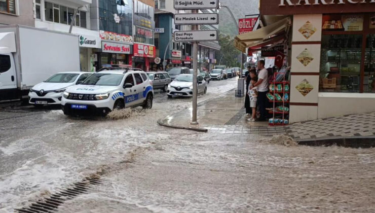 Gümüşhane’de 10 dakika süren sağanak, sele neden oldu