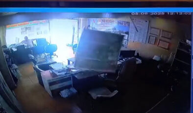 Hatay’da bir iş yerinde tavan üzerlerine çöktü