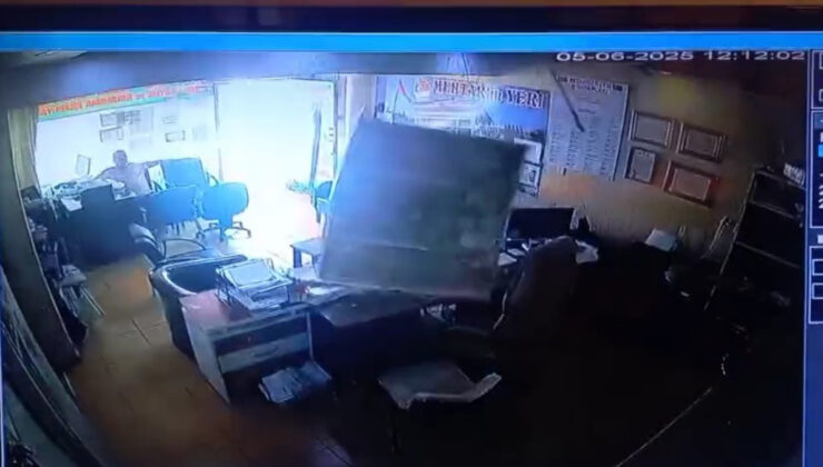 Hatay’da bir iş yerinde tavan üzerlerine çöktü